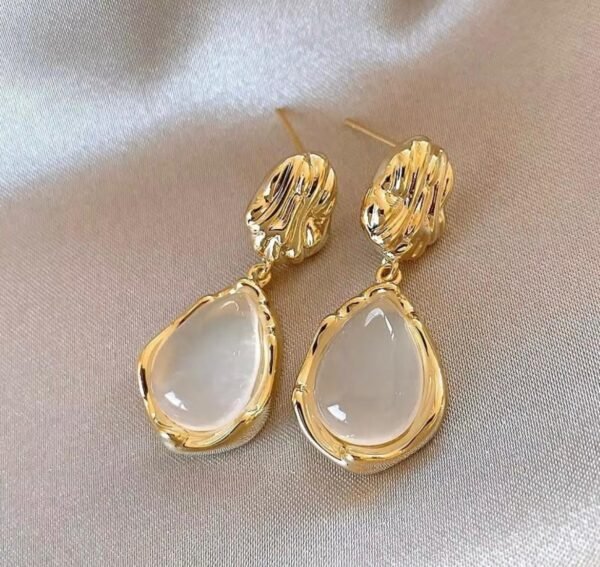 Vintage Glam with Monalisa Stone Earring - Image 3