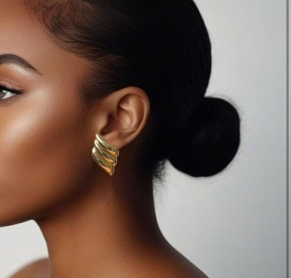 Modern Wing-Shaped Gold-Toned Stud Earring, Elegant Curved Design - Image 3