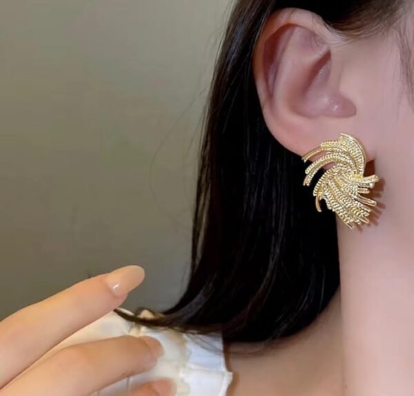 Vintage Style Wing-Shaped Stud Earrings, Gold-Tone Metal - Image 3