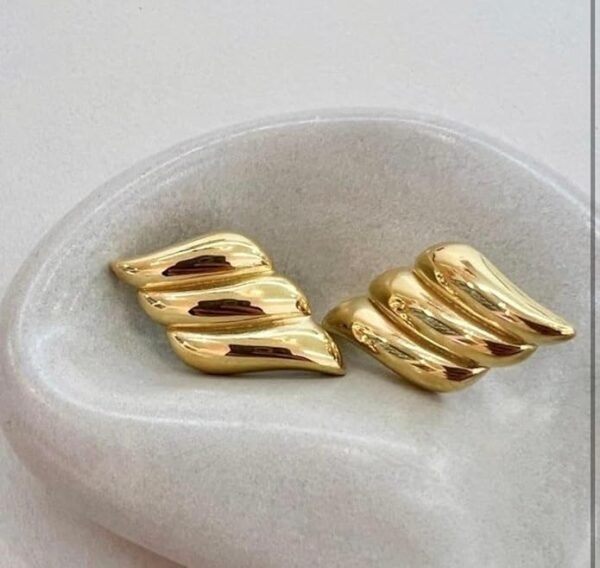 Modern Wing-Shaped Gold-Toned Stud Earring, Elegant Curved Design - Image 4