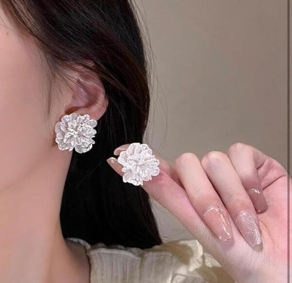 Decorative Marble-Effect Leaf Elegant Earrings- White colour - Image 4
