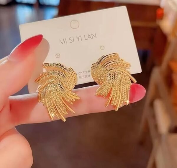 Vintage Style Wing-Shaped Stud Earrings, Gold-Tone Metal - Image 4