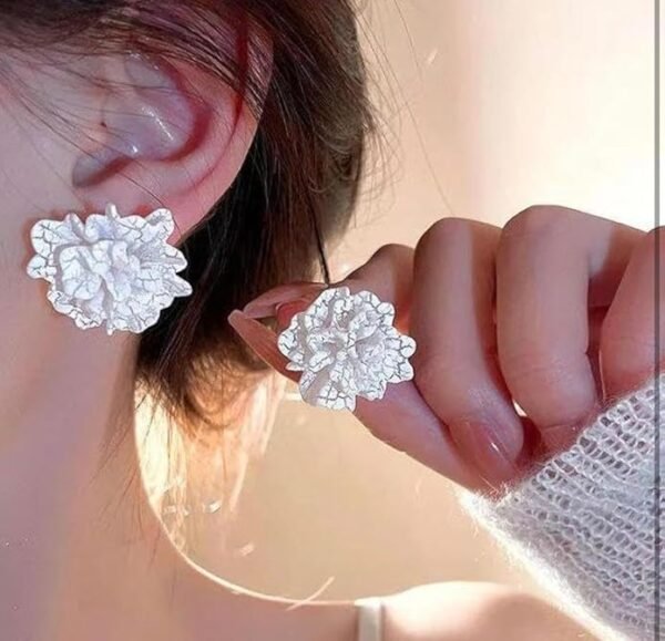 Decorative Marble-Effect Leaf Elegant Earrings- White colour