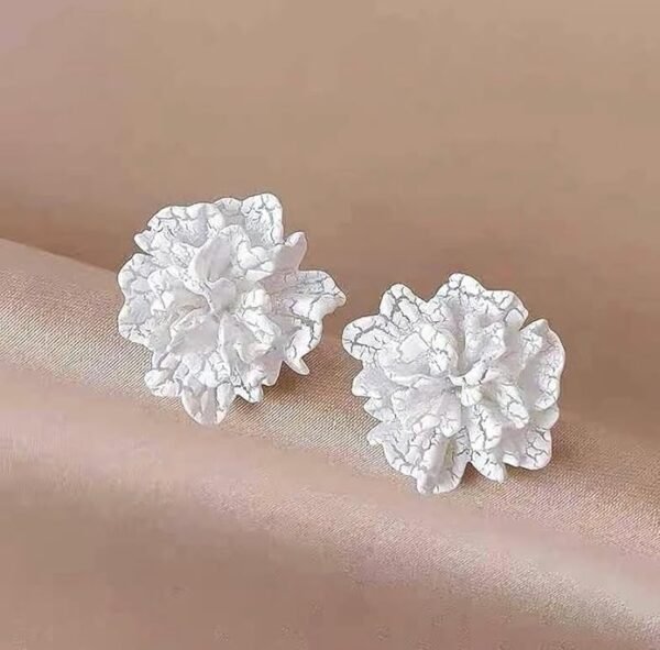 Decorative Marble-Effect Leaf Elegant Earrings- White colour - Image 3